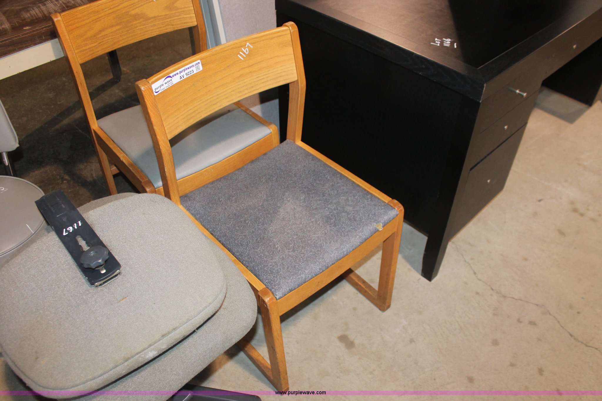 Assorted furniture in Tulsa, OK Item AV9223 sold Purple Wave