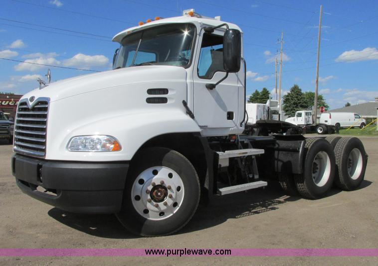 image for item A8574 2004 Mack CX613 Vision semi truck