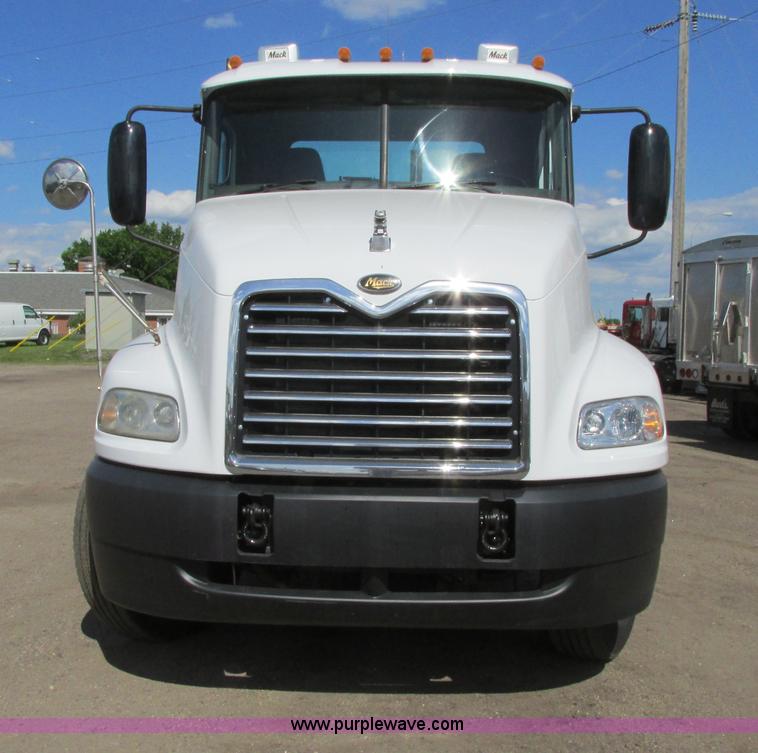 image for item A8574 2004 Mack CX613 Vision semi truck