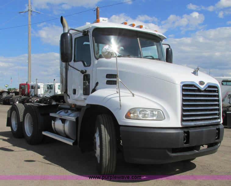 image for item A8574 2004 Mack CX613 Vision semi truck
