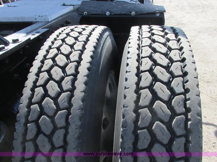 image for item A8574 2004 Mack CX613 Vision semi truck