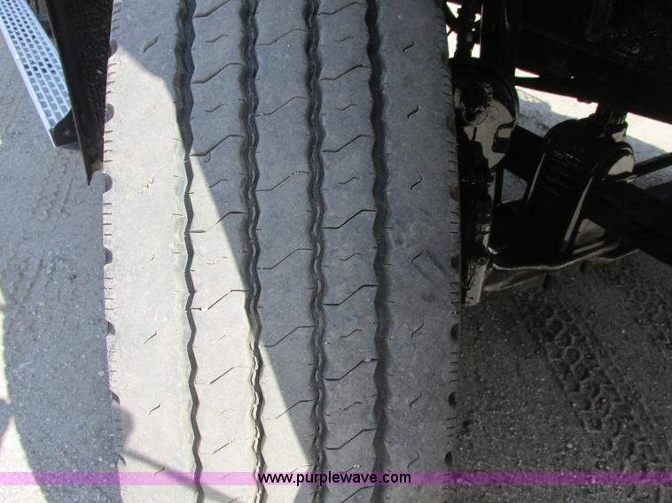 image for item A8574 2004 Mack CX613 Vision semi truck