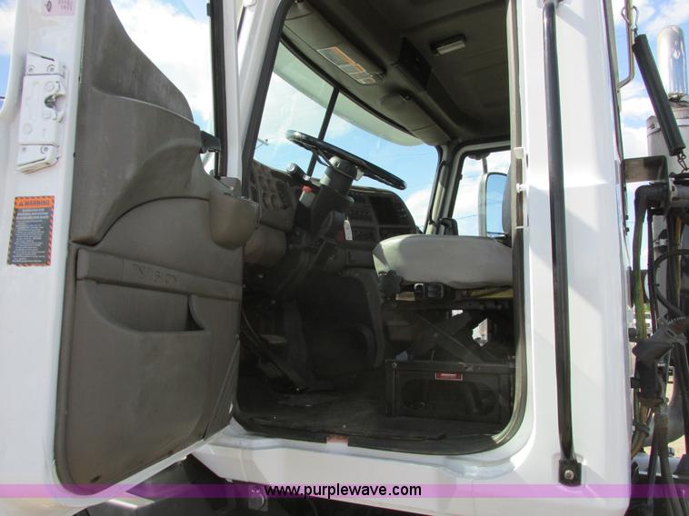 image for item A8574 2004 Mack CX613 Vision semi truck