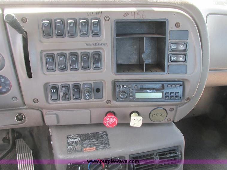 image for item A8574 2004 Mack CX613 Vision semi truck