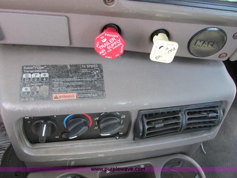 image for item A8574 2004 Mack CX613 Vision semi truck