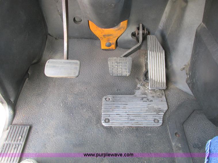 image for item A8574 2004 Mack CX613 Vision semi truck