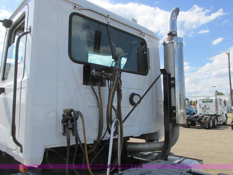 image for item A8574 2004 Mack CX613 Vision semi truck