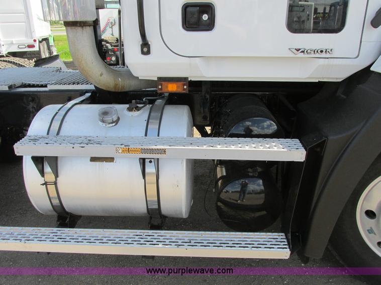 image for item A8574 2004 Mack CX613 Vision semi truck