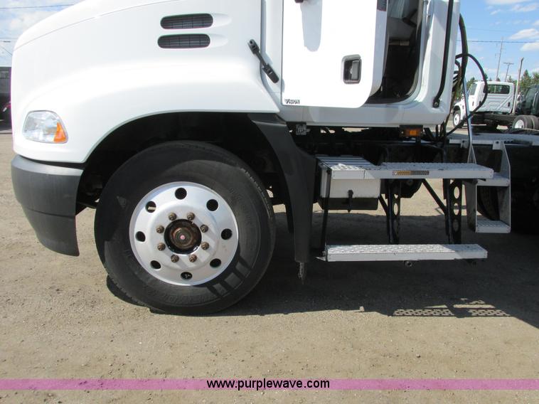 image for item A8574 2004 Mack CX613 Vision semi truck