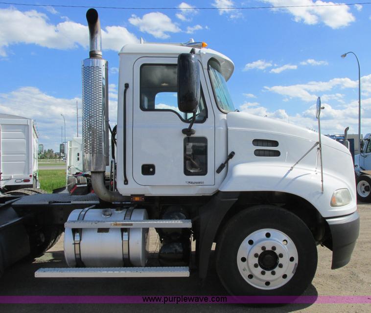 image for item A8574 2004 Mack CX613 Vision semi truck