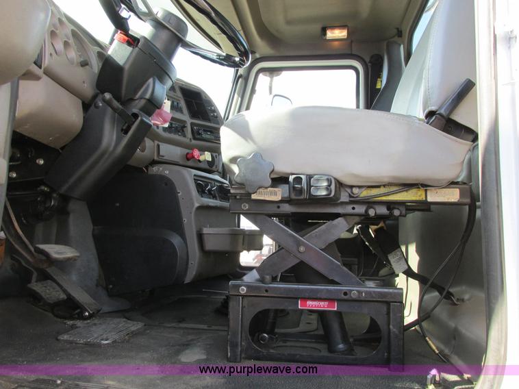 image for item A8574 2004 Mack CX613 Vision semi truck