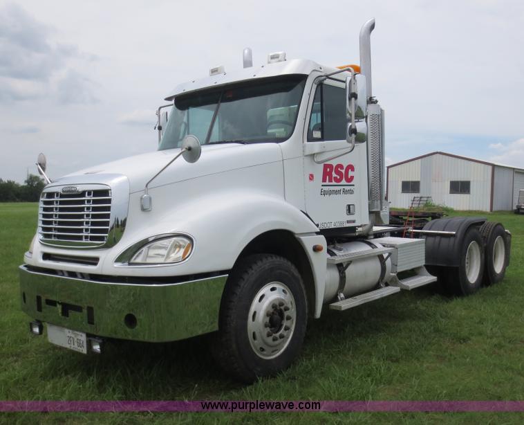 image for item B2481 2005 Freightliner Columbia semi truck