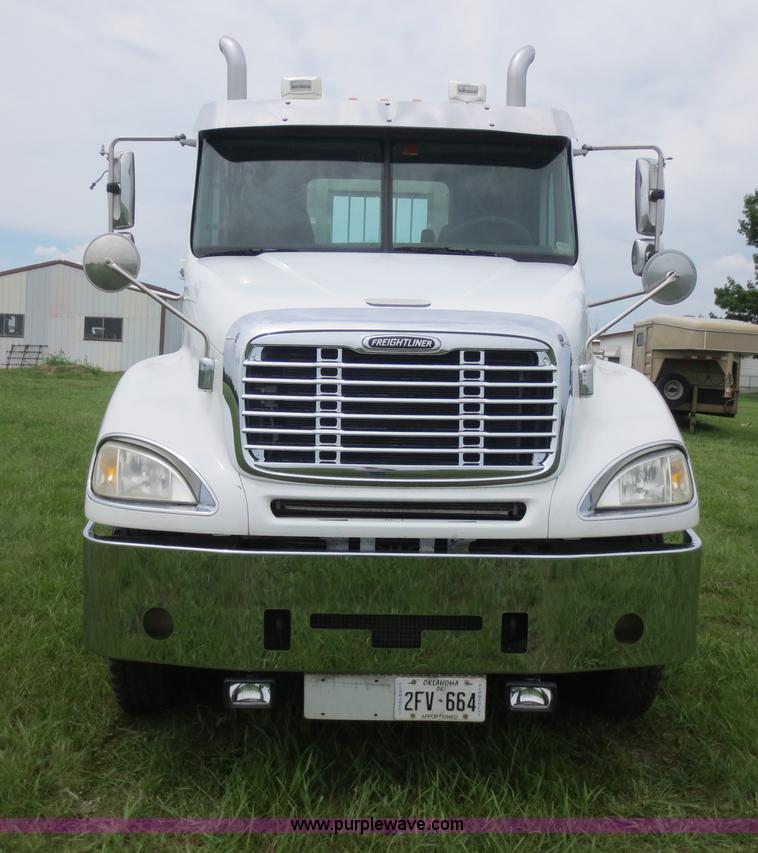 image for item B2481 2005 Freightliner Columbia semi truck