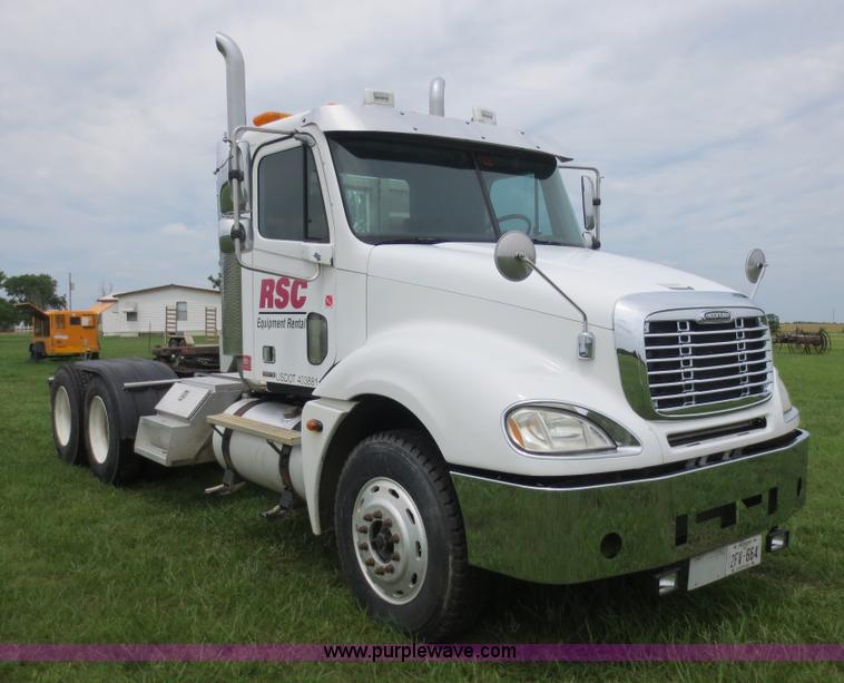 image for item B2481 2005 Freightliner Columbia semi truck