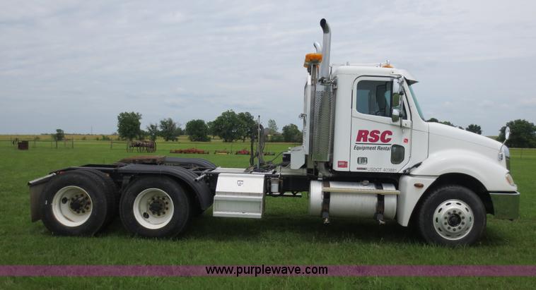 image for item B2481 2005 Freightliner Columbia semi truck