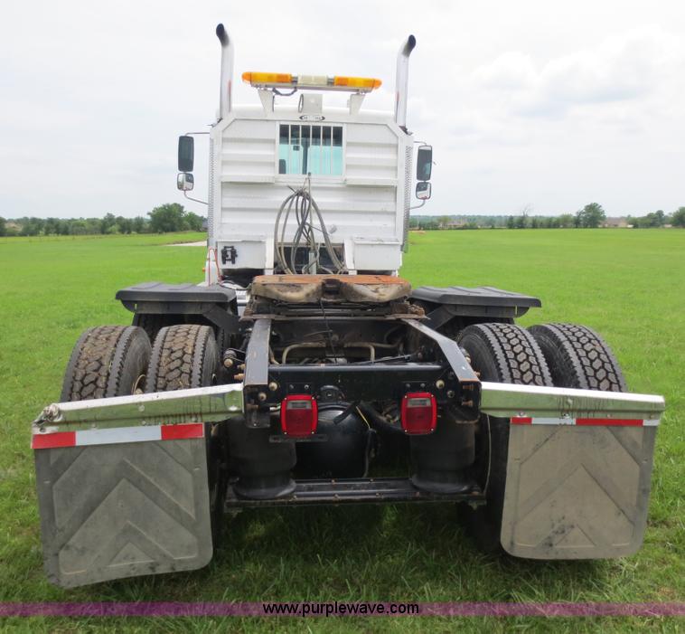 image for item B2481 2005 Freightliner Columbia semi truck