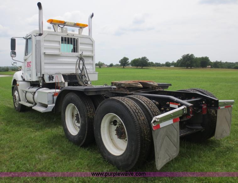 image for item B2481 2005 Freightliner Columbia semi truck