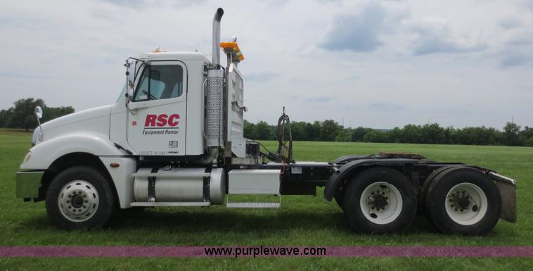 image for item B2481 2005 Freightliner Columbia semi truck