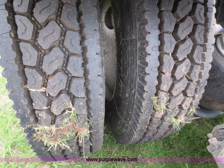 image for item B2481 2005 Freightliner Columbia semi truck