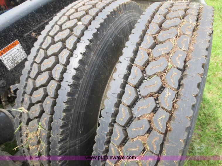 image for item B2481 2005 Freightliner Columbia semi truck