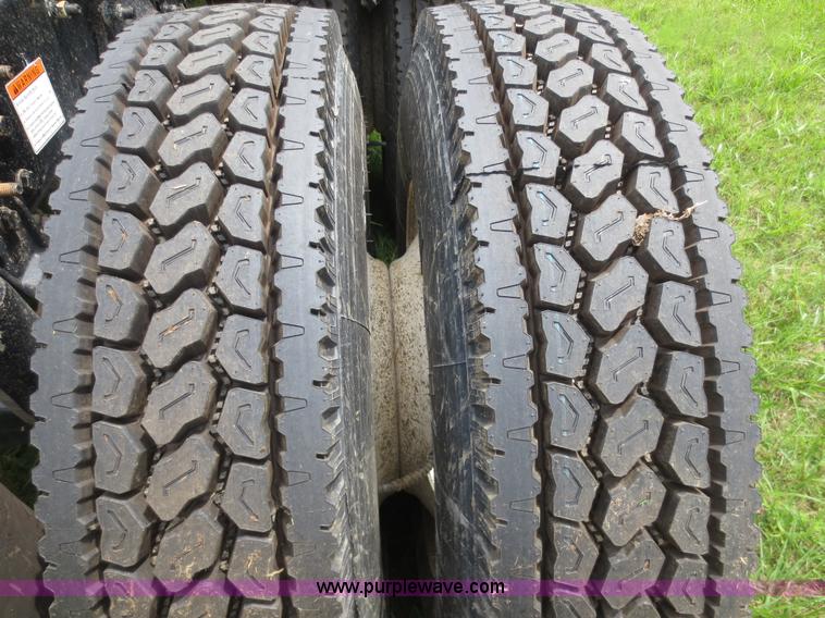 image for item B2481 2005 Freightliner Columbia semi truck