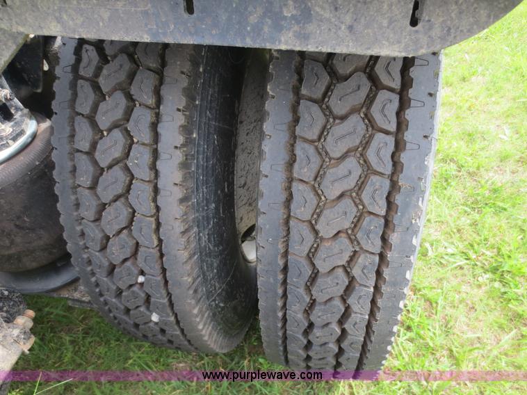 image for item B2481 2005 Freightliner Columbia semi truck