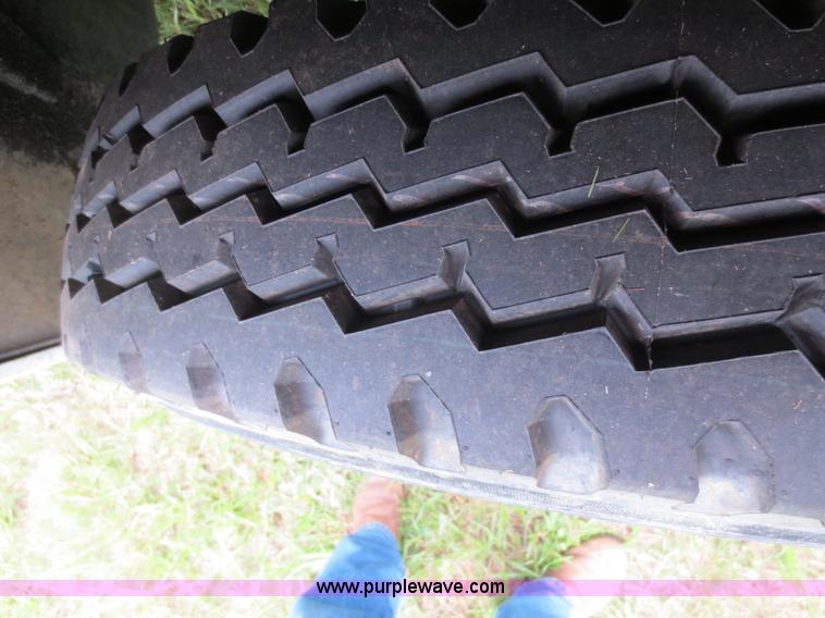 image for item B2481 2005 Freightliner Columbia semi truck