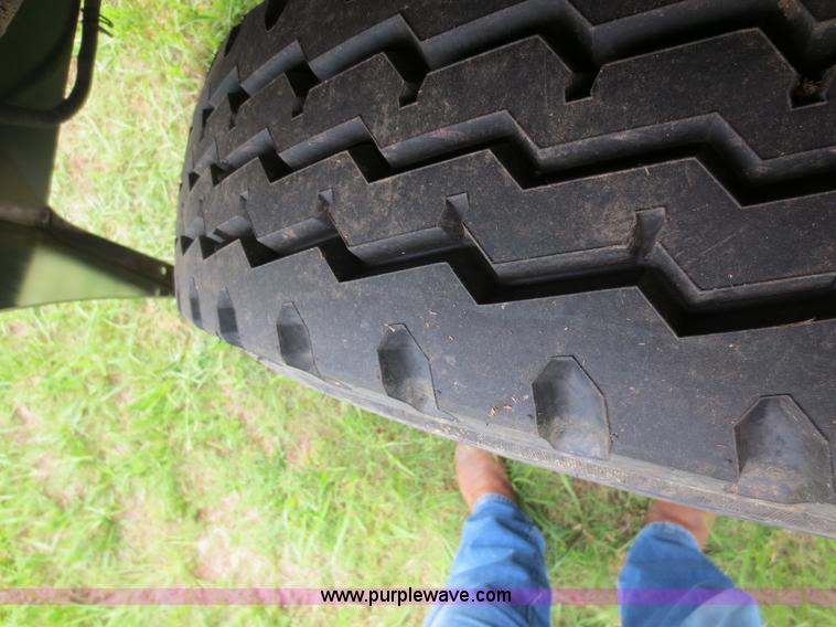 image for item B2481 2005 Freightliner Columbia semi truck