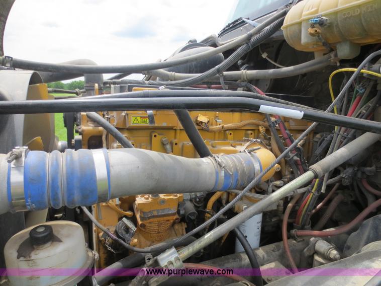 image for item B2481 2005 Freightliner Columbia semi truck