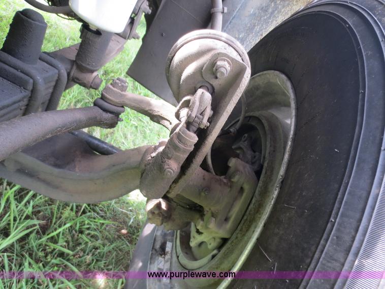 image for item B2481 2005 Freightliner Columbia semi truck