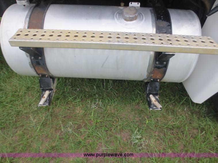 image for item B2481 2005 Freightliner Columbia semi truck