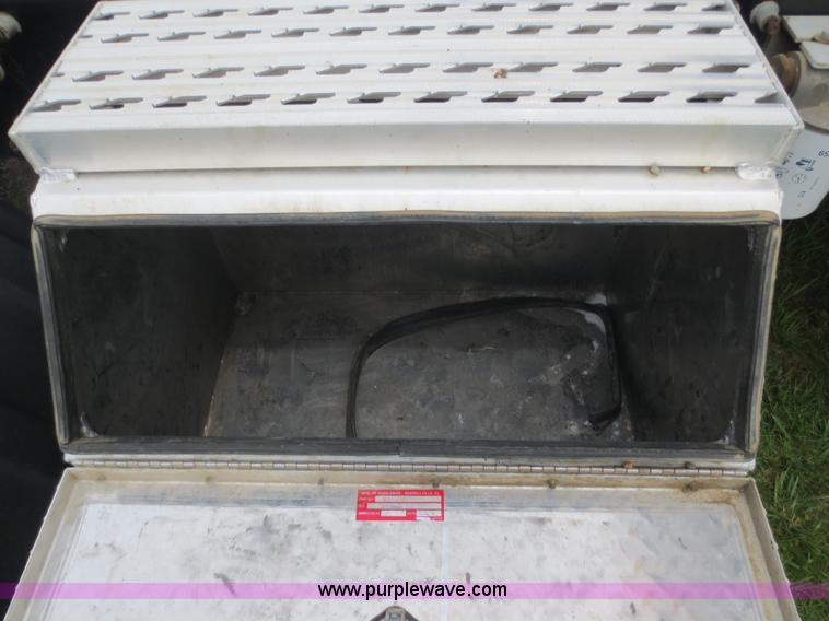 image for item B2481 2005 Freightliner Columbia semi truck