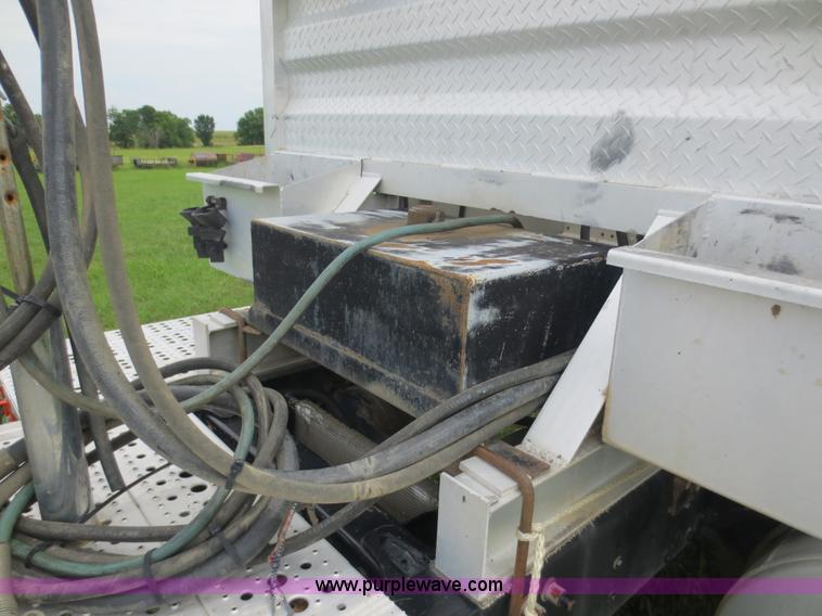 image for item B2481 2005 Freightliner Columbia semi truck