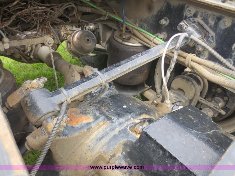 image for item B2481 2005 Freightliner Columbia semi truck