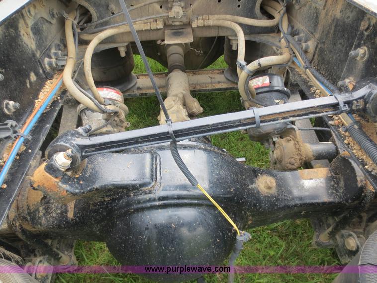 image for item B2481 2005 Freightliner Columbia semi truck