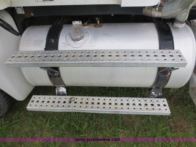 image for item B2481 2005 Freightliner Columbia semi truck