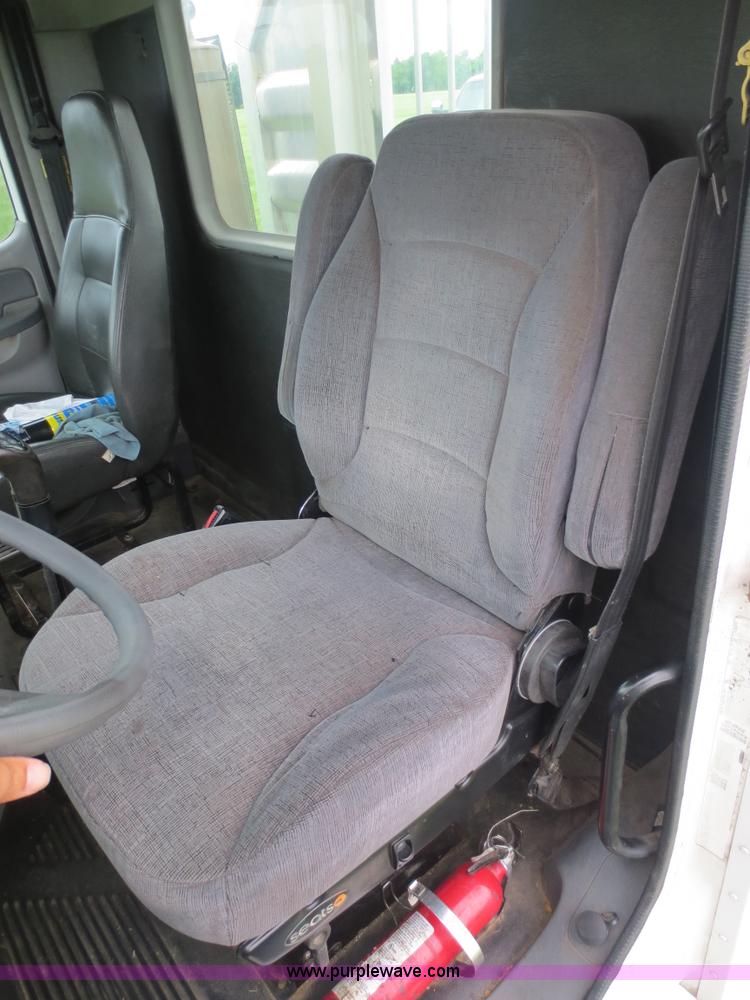 image for item B2481 2005 Freightliner Columbia semi truck