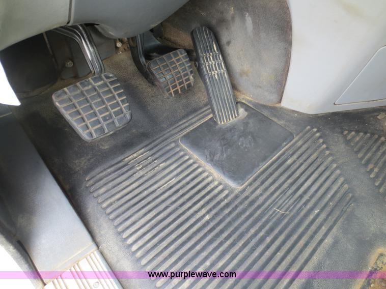 image for item B2481 2005 Freightliner Columbia semi truck