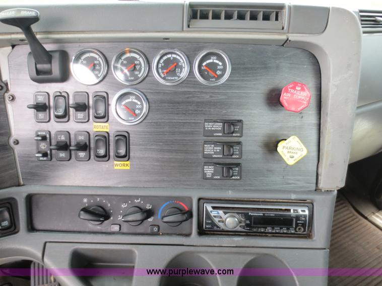 image for item B2481 2005 Freightliner Columbia semi truck