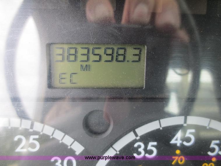 image for item B2481 2005 Freightliner Columbia semi truck