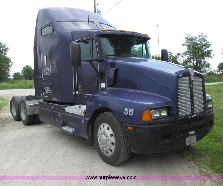 image for item D7423 1997 Kenworth T600 AeroCab semi truck