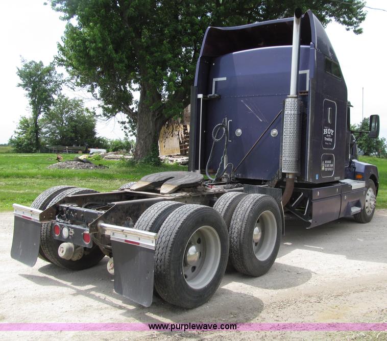 image for item D7423 1997 Kenworth T600 AeroCab semi truck