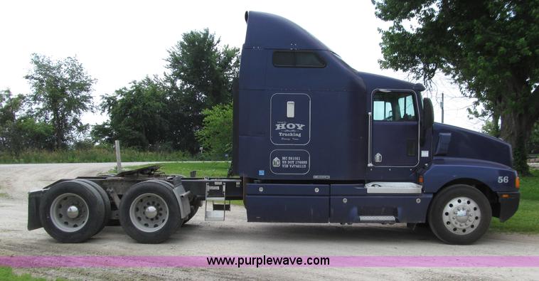 image for item D7423 1997 Kenworth T600 AeroCab semi truck