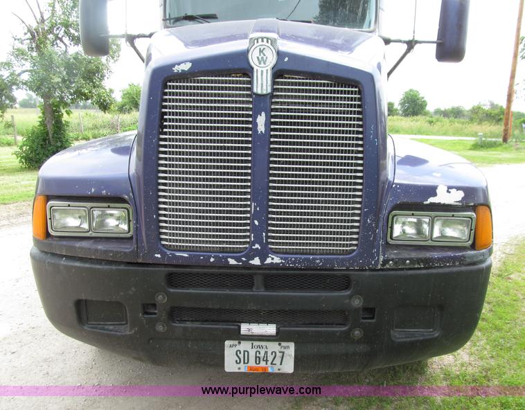 image for item D7423 1997 Kenworth T600 AeroCab semi truck