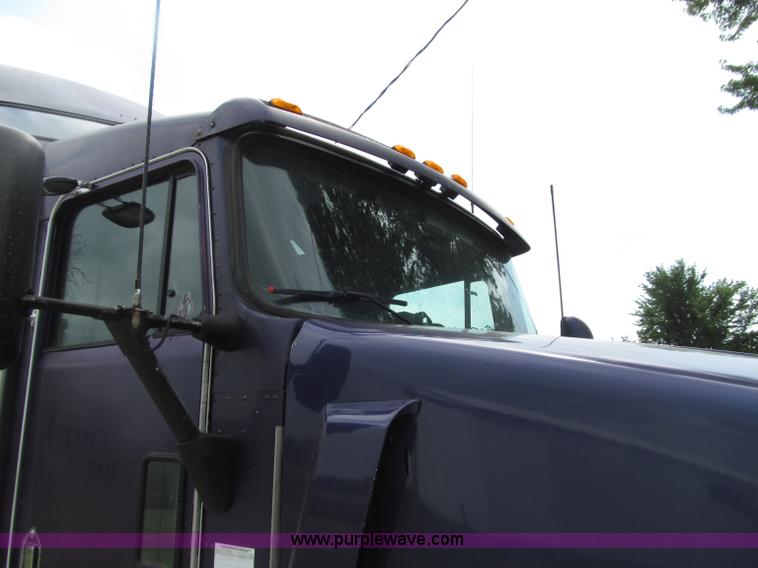 image for item D7423 1997 Kenworth T600 AeroCab semi truck