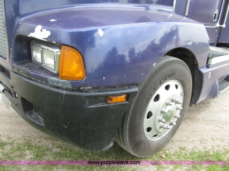 image for item D7423 1997 Kenworth T600 AeroCab semi truck