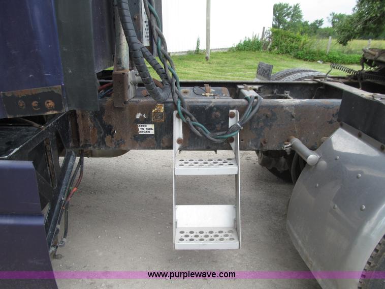 image for item D7423 1997 Kenworth T600 AeroCab semi truck