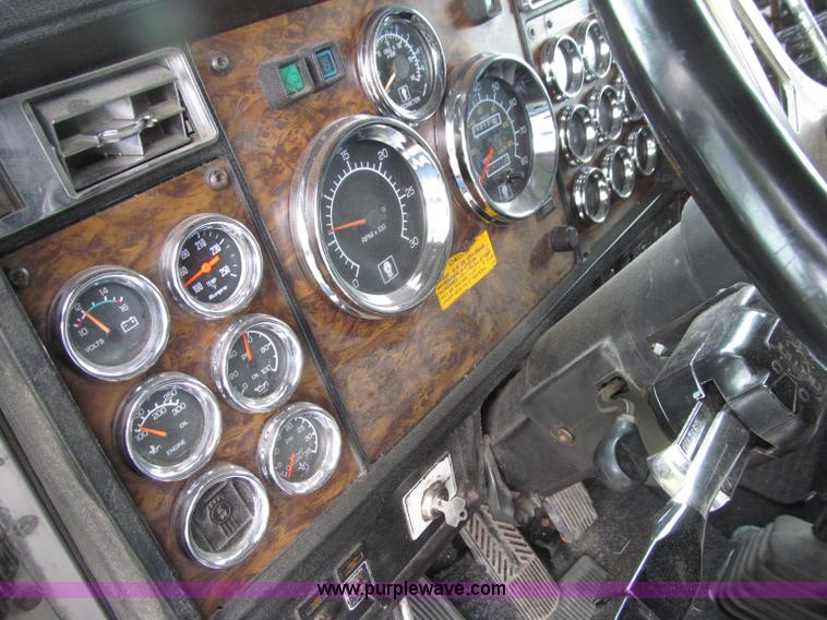 image for item D7423 1997 Kenworth T600 AeroCab semi truck