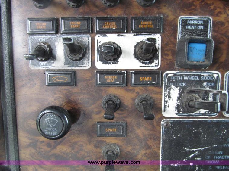 image for item D7423 1997 Kenworth T600 AeroCab semi truck