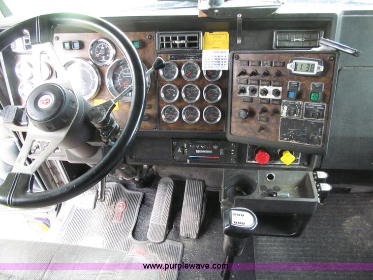 image for item D7423 1997 Kenworth T600 AeroCab semi truck